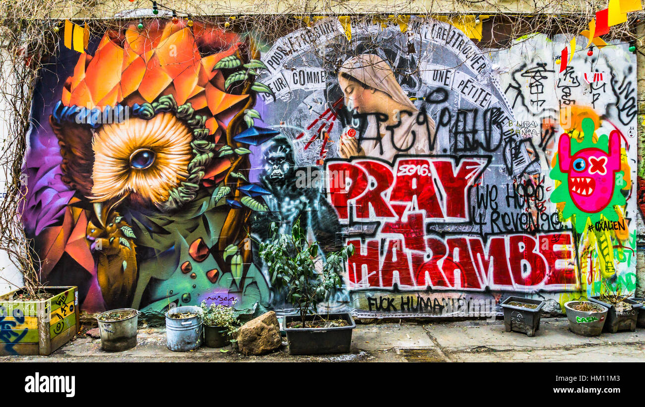 Graffiti y arte en la calle visto en pollo muerto Alley Berlín, Alemania. En el centro son las palabras oren 4 Harambe Foto de stock