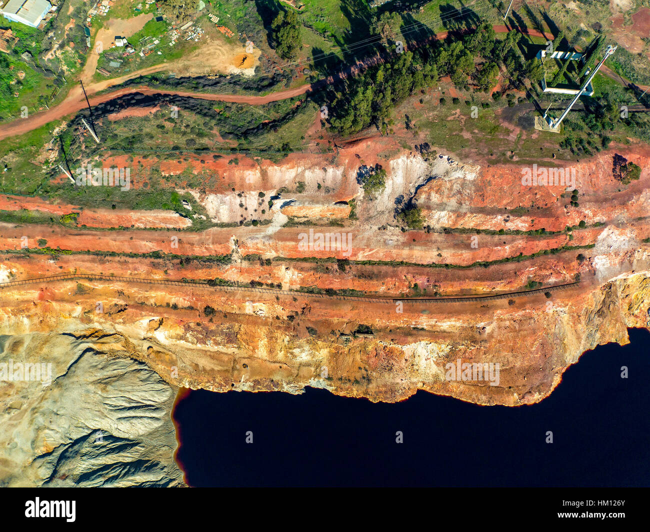 Abandonada la extracción de cobre antigua mina de Sao Domingos, Portugal, vista aérea Foto de stock