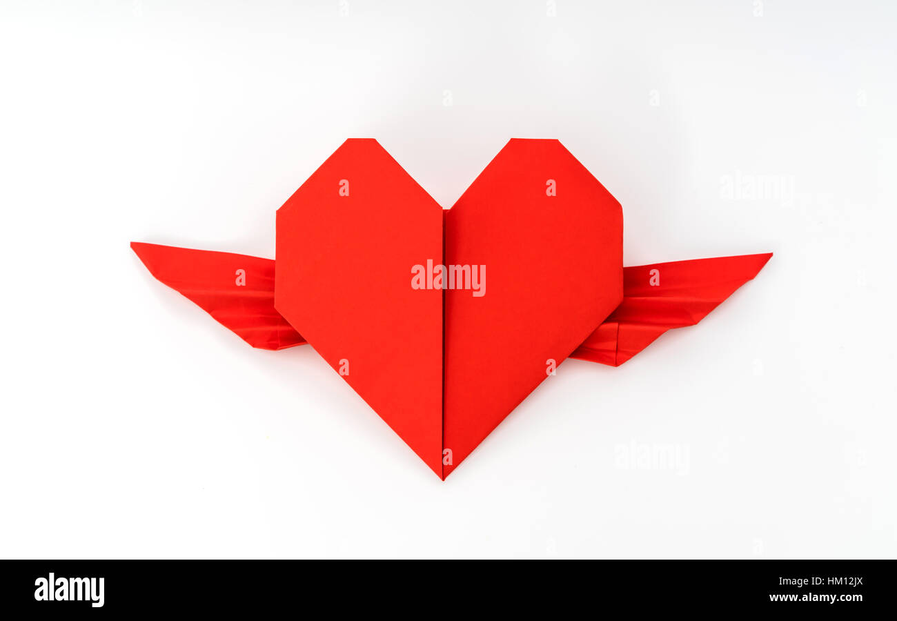 Corazón de origami de papel rojo con alas sobre fondo blanco Fotografía de  stock - Alamy