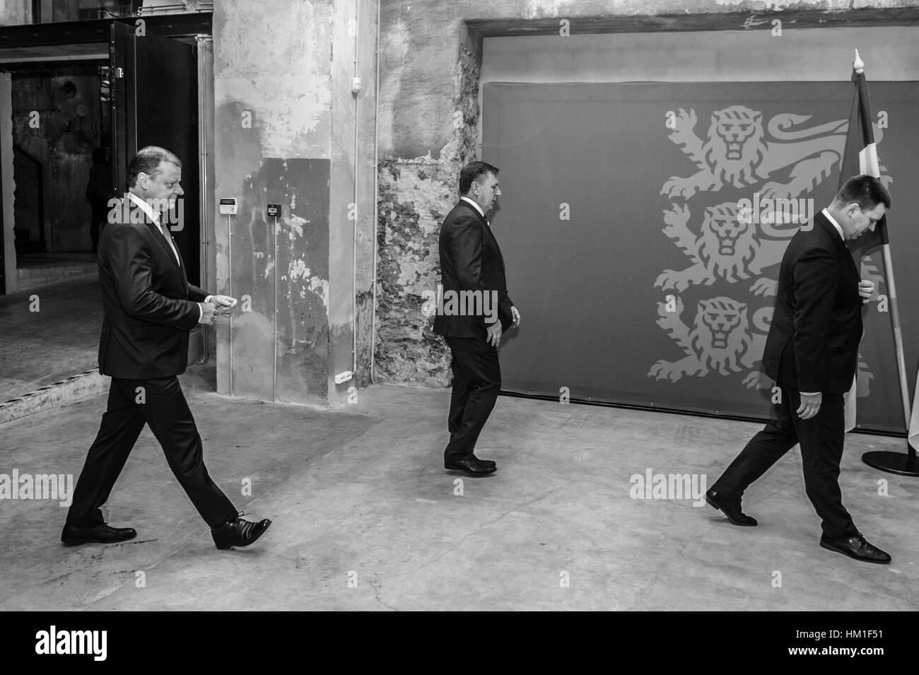 Tallinn, 31 de enero de 2017. El Primer Ministro estonio Juri Ratas (R), el Primer Ministro letón Maris Kucinskis (C) y el Primer Ministro lituano Saulius Skvernelis (L) llegan antes una reunión con los Primeros Ministros del Báltico. Los tres países bálticos los primeros ministros se reúnen hoy para debatir sobre la seguridad regional, la energía y el transporte, así como el futuro de la Unión Europea. Nicolas Bouvy/Alamy Live News Foto de stock