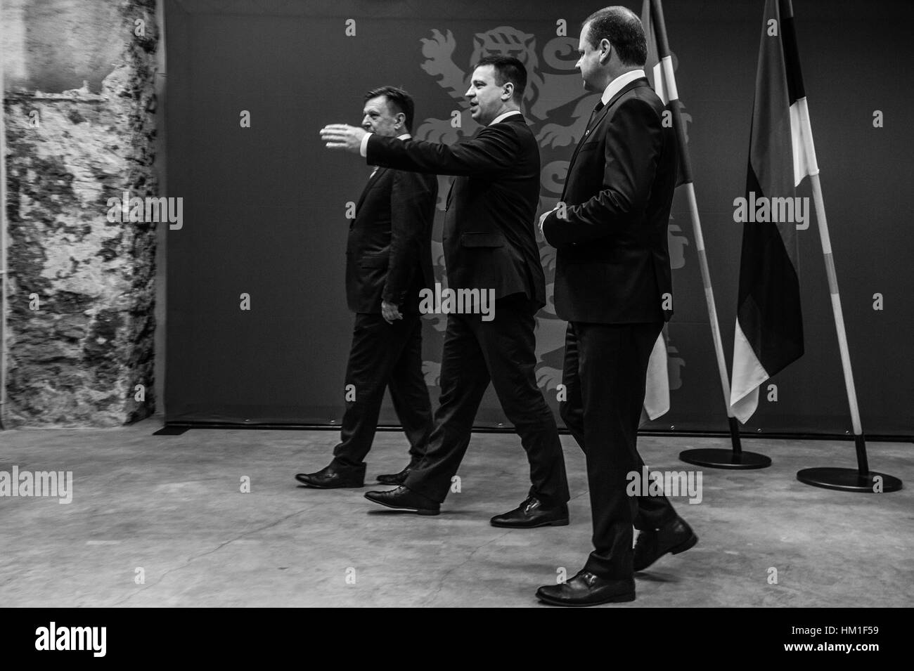 Tallinn, 31 de enero de 2017. El Primer Ministro estonio Juri Ratas (C), el Primer Ministro letón Maris Kucinskis (L) y el Primer Ministro lituano Saulius Skvernelis (R) deja una foto de familia antes de una reunión con los Primeros Ministros del Báltico. Los tres países bálticos los primeros ministros se reúnen hoy para debatir sobre la seguridad regional, la energía y el transporte, así como el futuro de la Unión Europea. Nicolas Bouvy/Alamy Live News Foto de stock