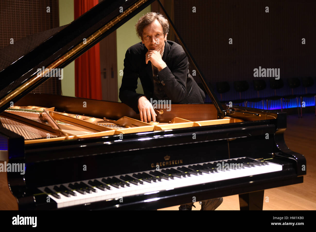 Dpa-exclusiva: el compositor y pianista Duesseldorf Volker Bertelmann,  conocido bajo el nombre de artista de Hauschka en una sesión de fotos en el  Forum des Stilwerks en Düsseldorf el 31 de enero