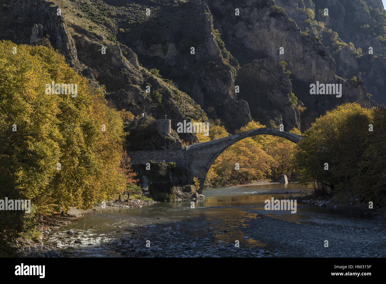 Konitsa, puente sobre el río Aoos en otoño; construido en 1870. El norte de Grecia. Foto de stock