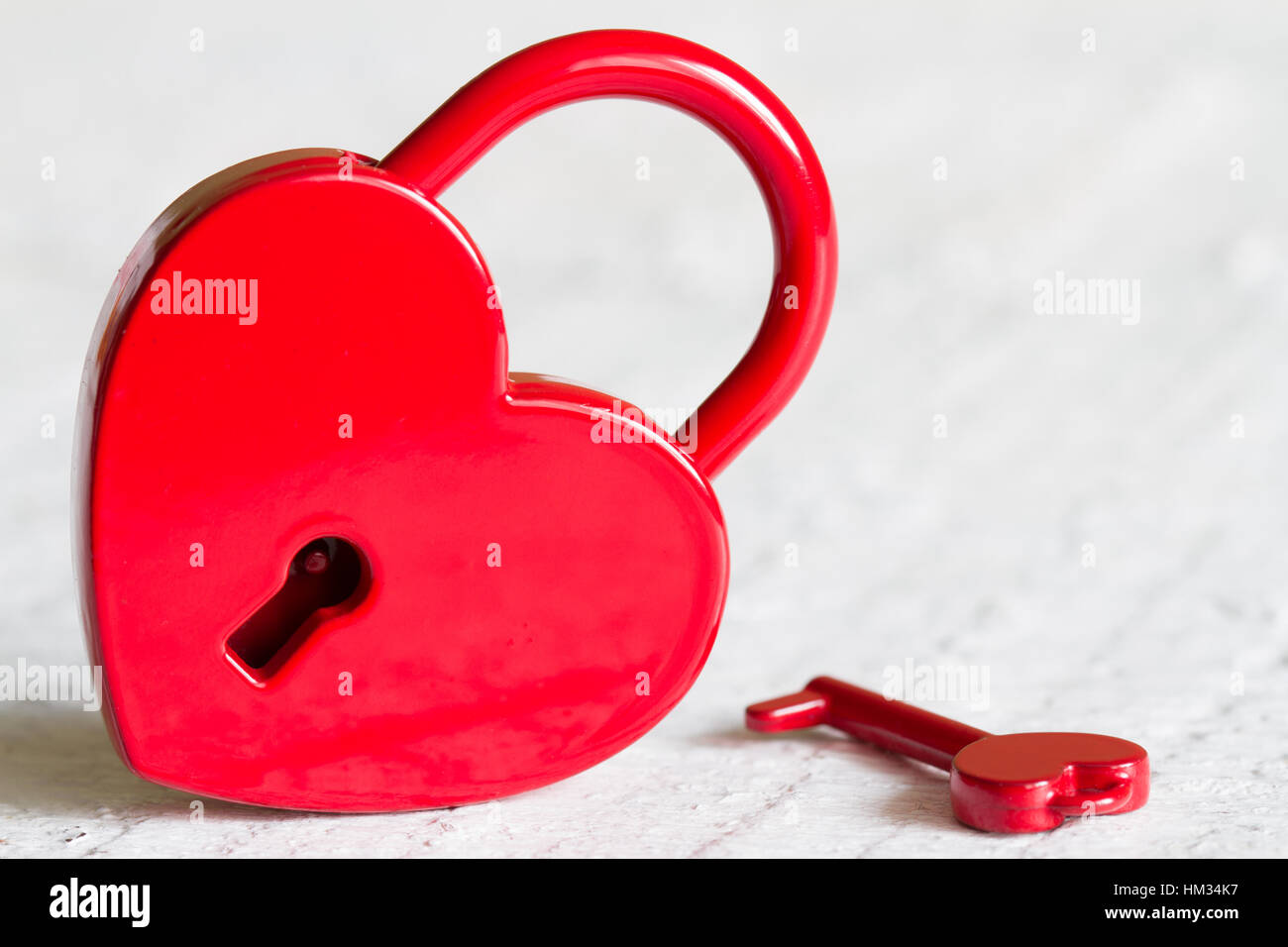 Candado rojo con forma de corazón de San Valentín amor signo abstracto Foto de stock