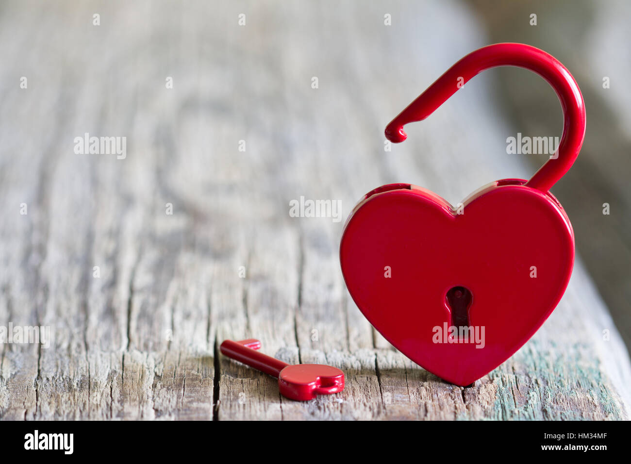 Candado rojo con forma de corazón de San Valentín amor signo abstracto Foto de stock