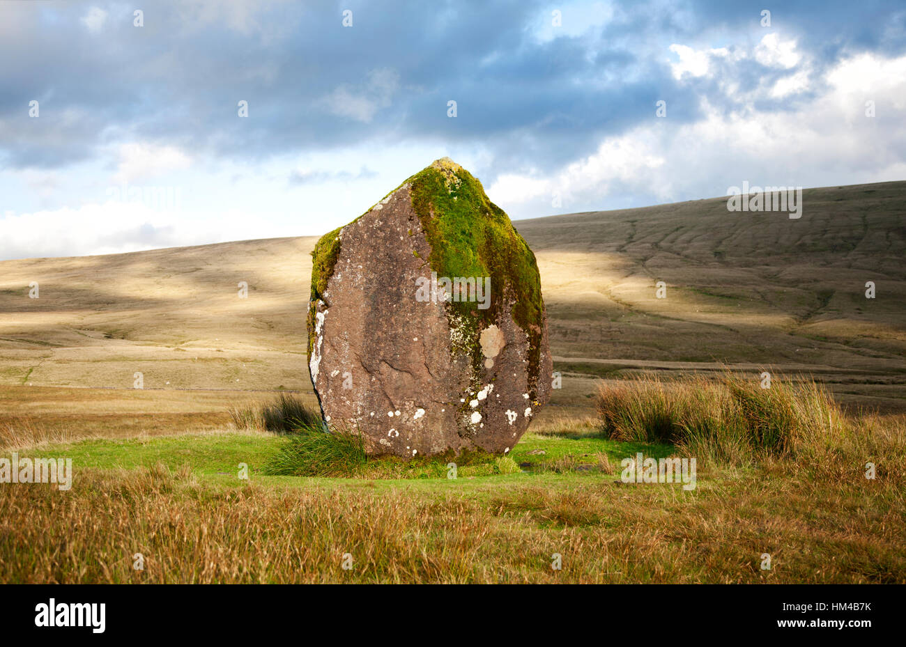 Permanente de piedra neolítica Maen Llúcia cerca Ystradfellte en Brecon Beacons, Gales del Sur Foto de stock