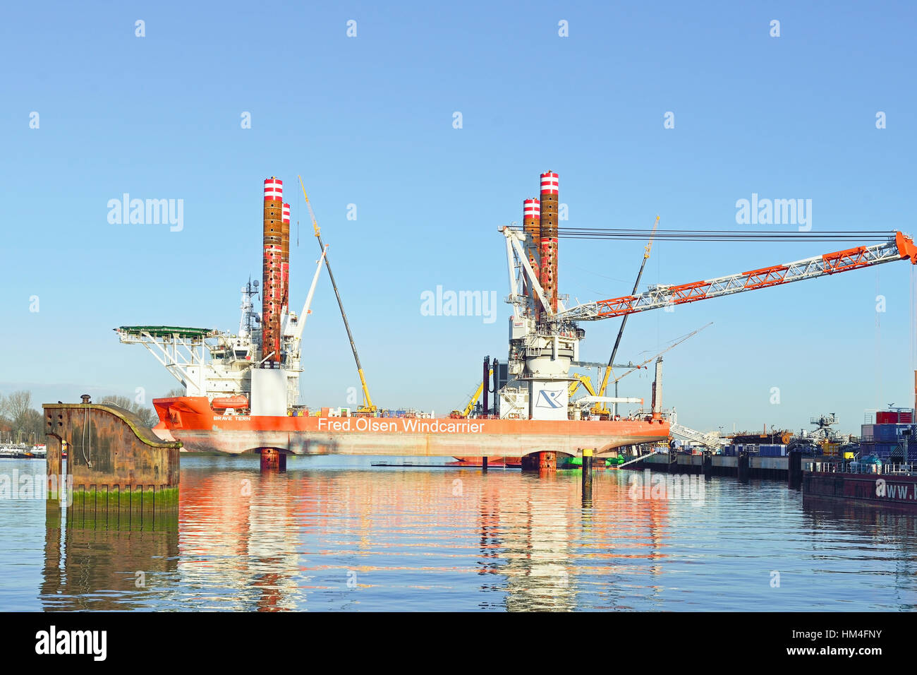 Offshore barco utilizado para situar las turbinas eólicas. Foto de stock