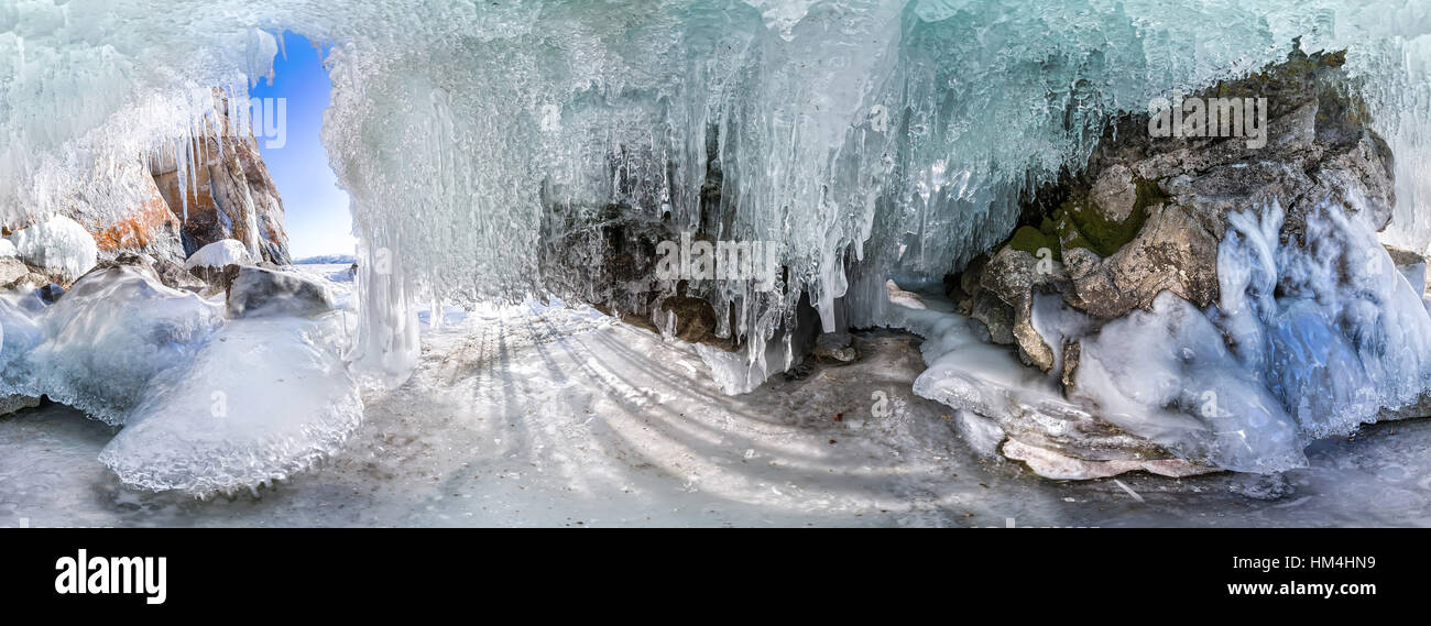 360 panorama amanecer en una cueva de hielo con carámbanos de Baikal, Olkhon. Foto de stock