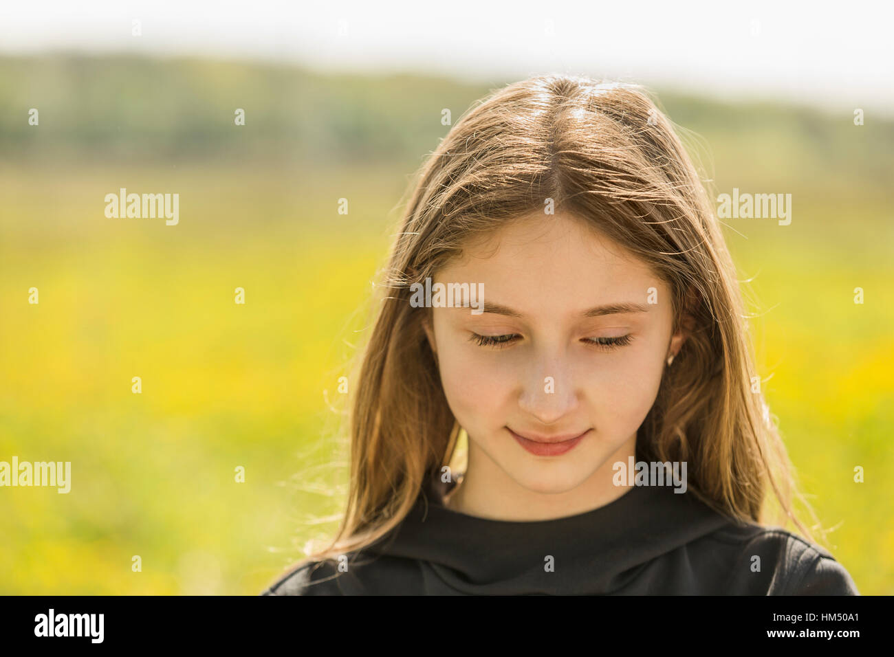 Retrato de chica rubia (12-13) en el campo Foto de stock