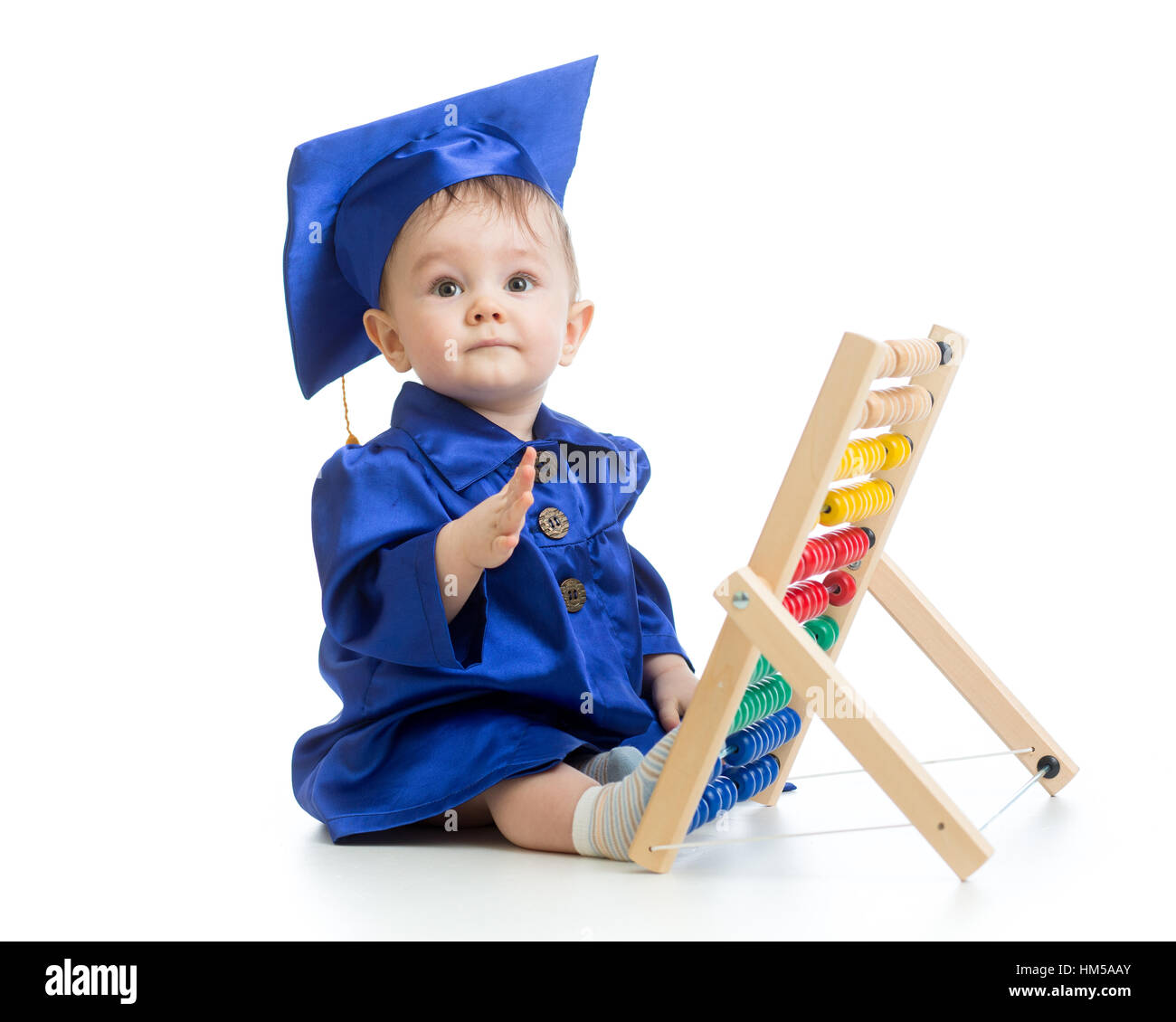 Niño vestido con ropas académicas con contador. La educación infantil temprana. Foto de stock