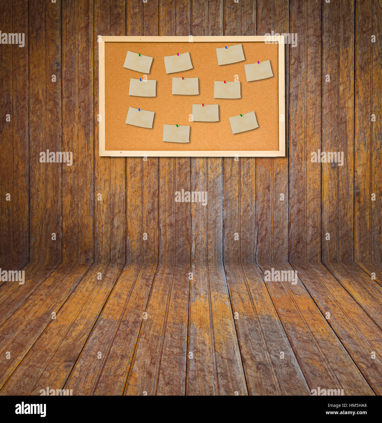 Tablón de anuncios de corcho con papel antiguo nota sobre la pared de  madera Fotografía de stock - Alamy