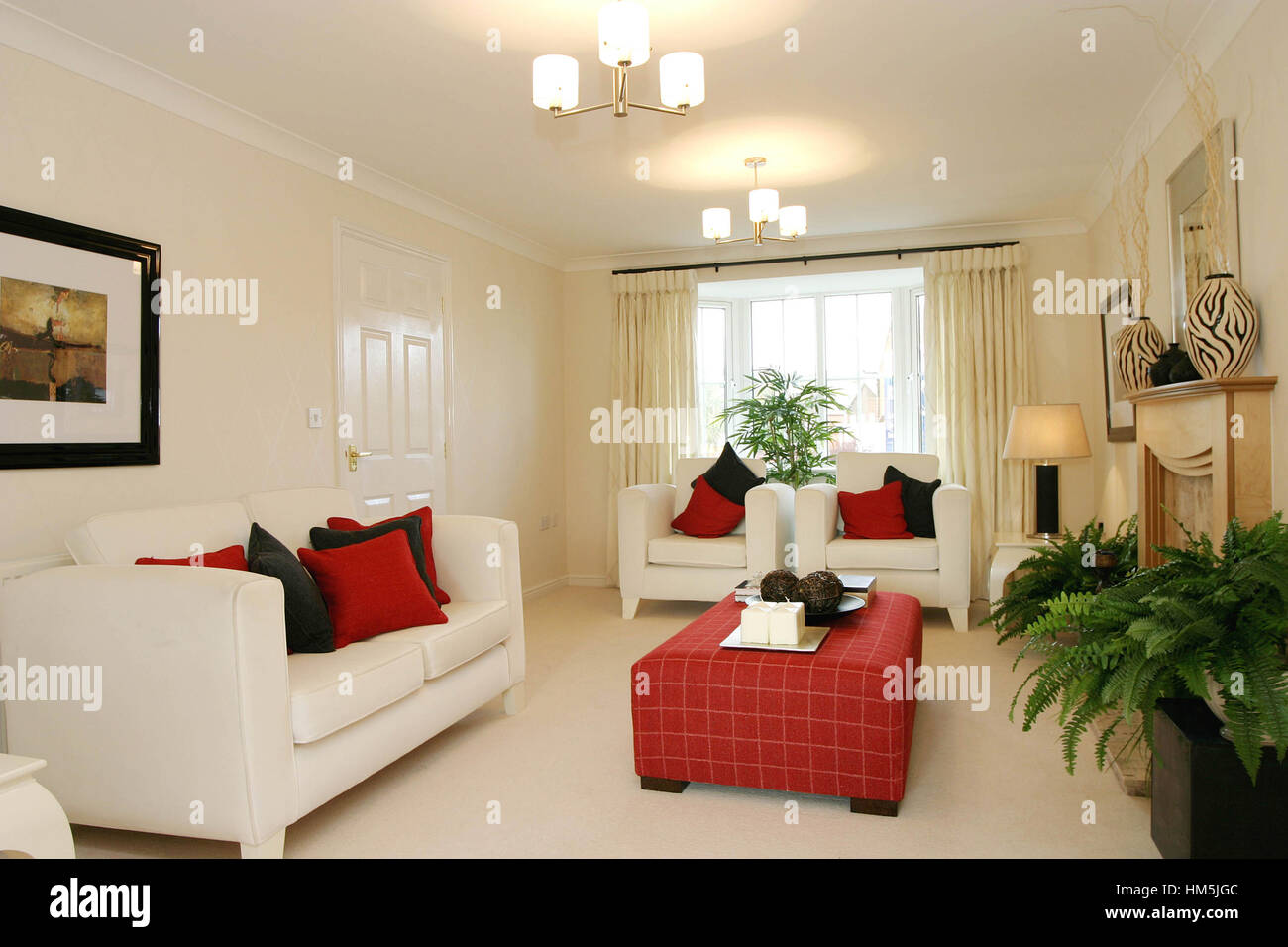 Salón moderno interior, crema suave de color rojo de sofás, mesa de café, amueblado neautral coloración. Foto de stock