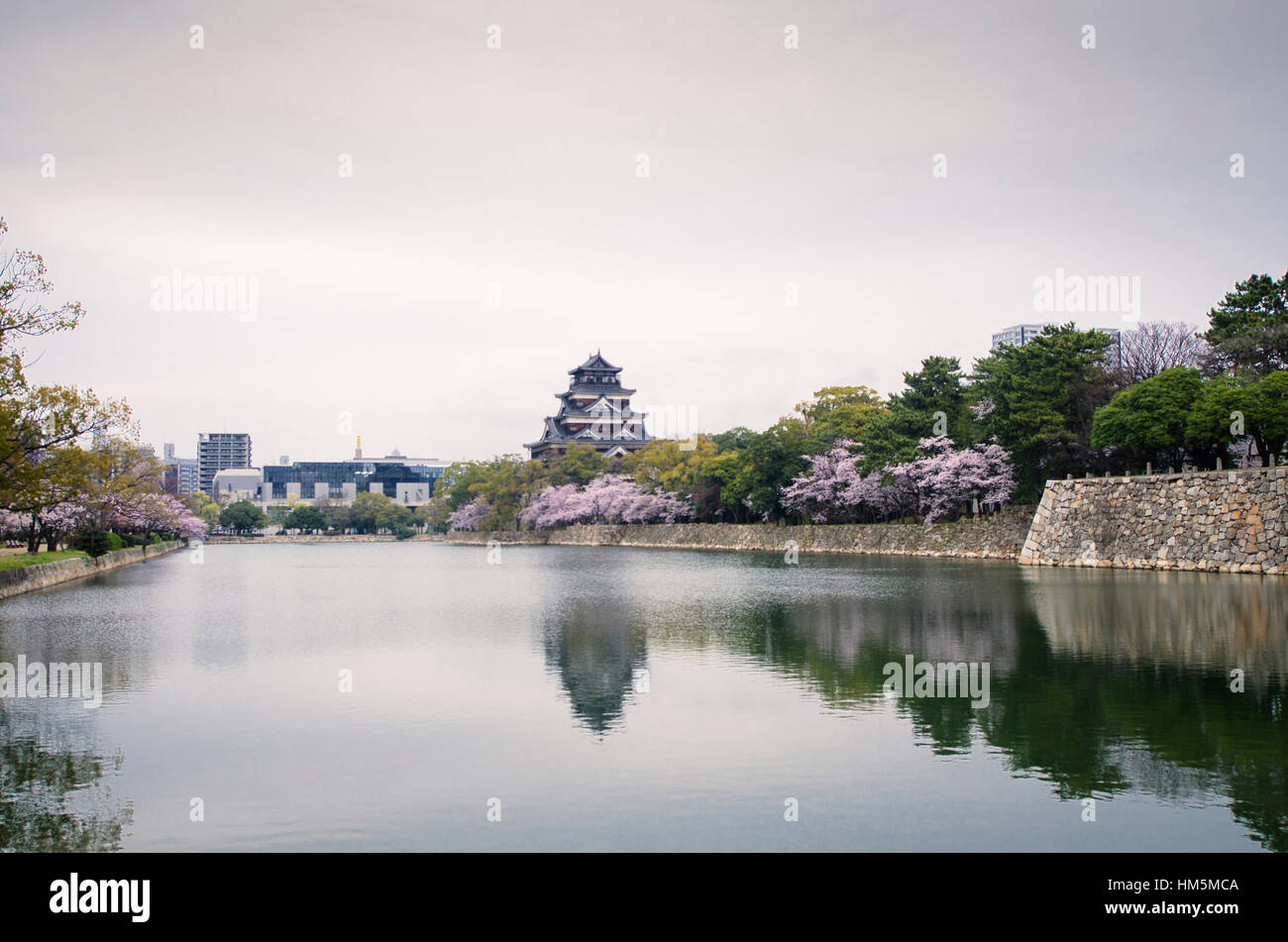 Castillo Hiroshima por fosos contra el cielo Foto de stock