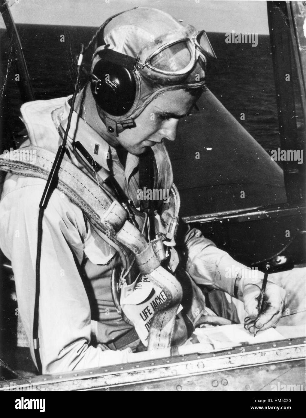 Foto sin fecha del futuro Presidente de los Estados Unidos George H.W. Bush como un piloto de la Marina de los Estados Unidos sentado en la cabina de un vengador. Bush se alistó en la Marina de los EE.UU. como un marinero de segunda clase, en su 18 cumpleaños, 12 de junio de 1942. Recibió sus alas y comi Foto de stock