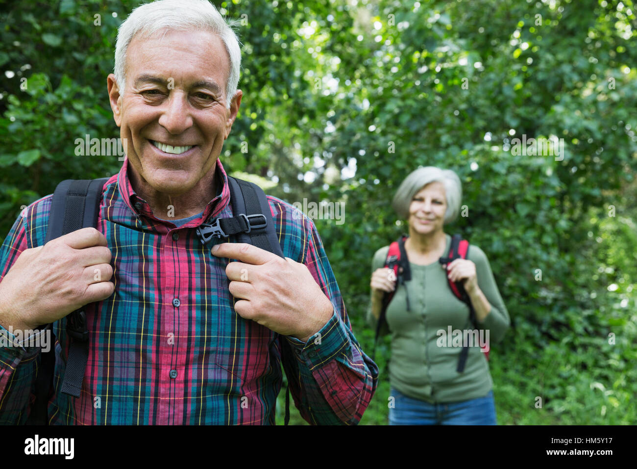 Retrato de alto par en el bosque Foto de stock