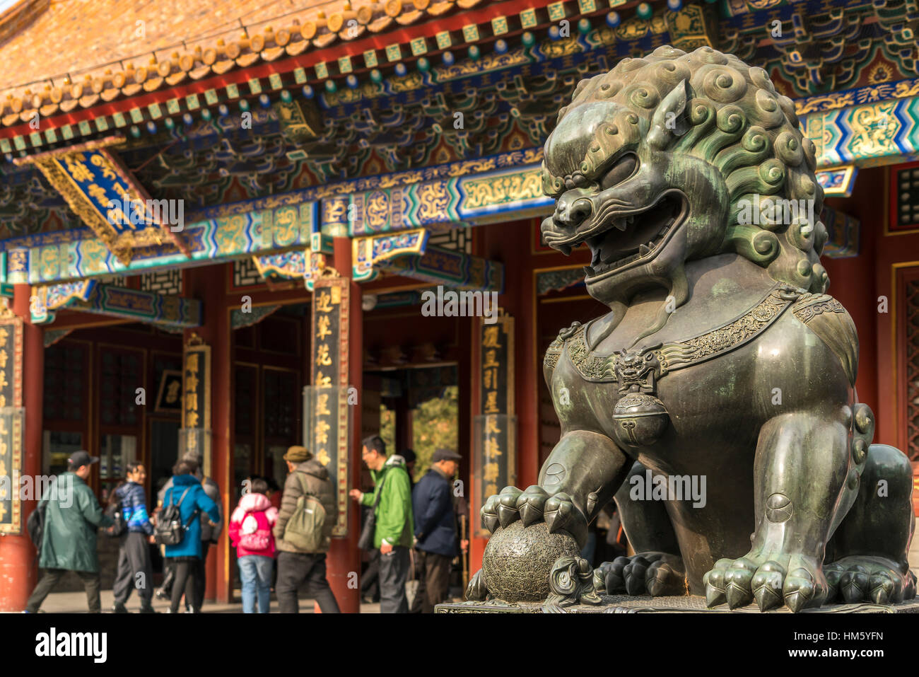Lion guard, Palacio de Verano, Beijing, República Popular de China Foto de stock