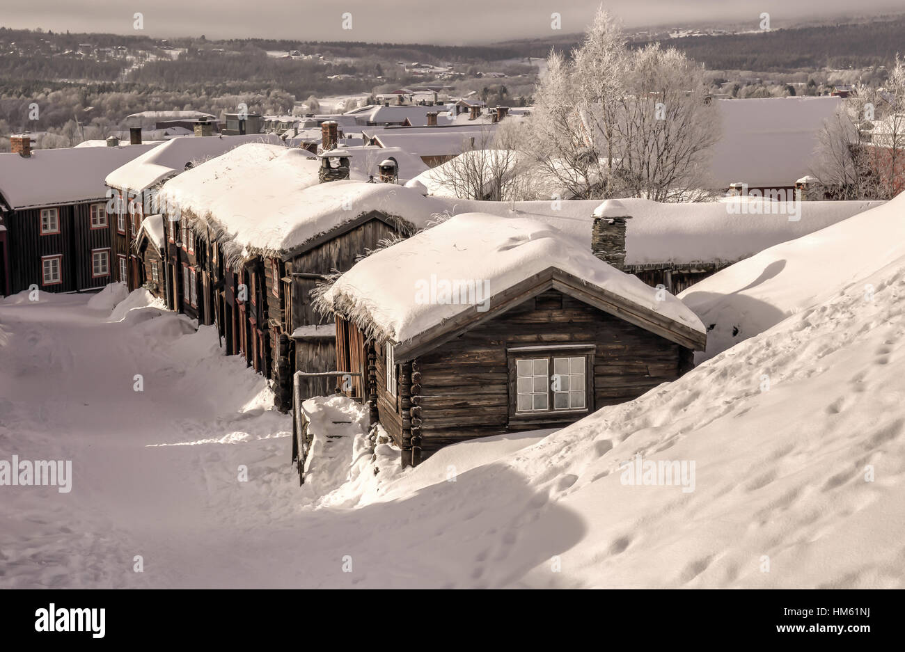 Rognan, un pequeño pueblo en Noruega al norte del Círculo Polar Ártico situado a orillas del mar por el Foto de stock