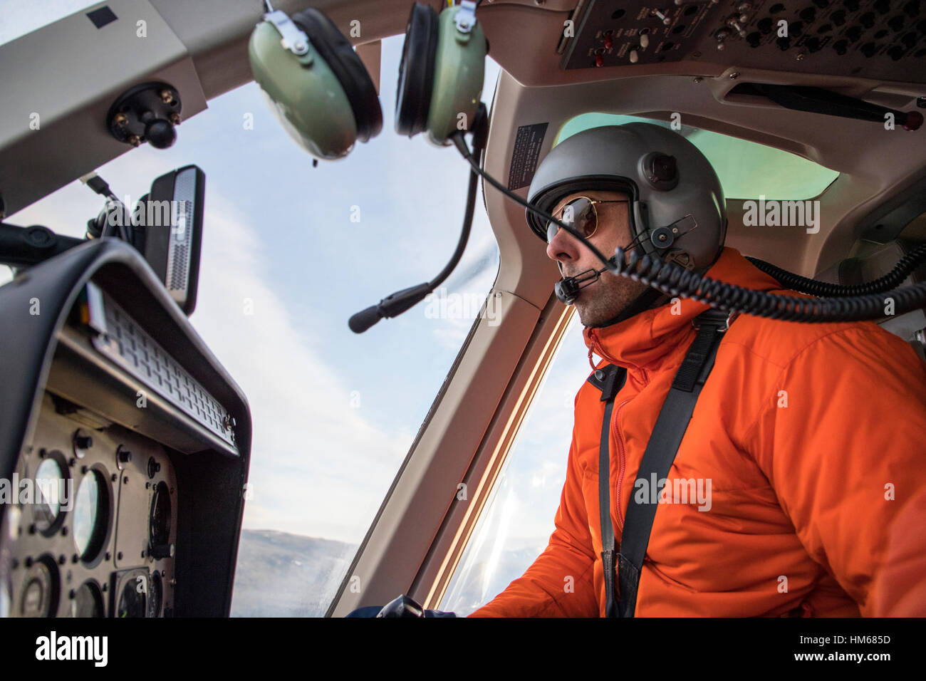 Piloto de helicóptero sobrevolando Esplanade Rango; sub-rango Rango de Selkirk, British Columbia, Canada Foto de stock
