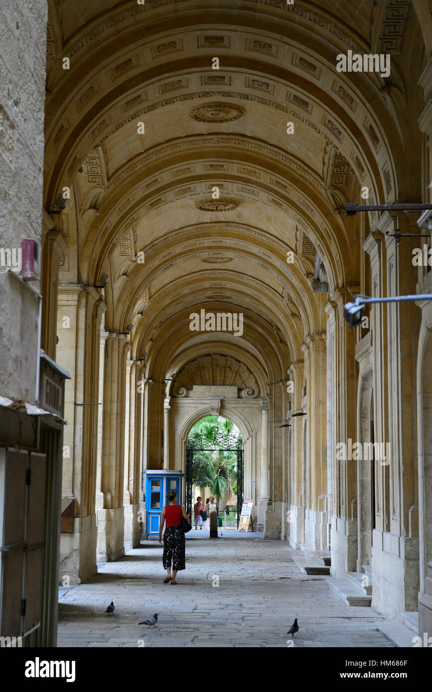 La valette bóvedas arqueadas arco colonnade paseo paseo cubierto cubierta Malta mundo RM Foto de stock