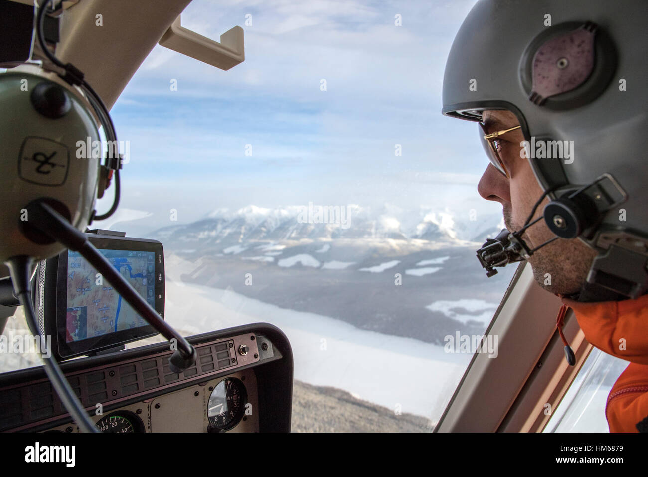 Piloto de helicóptero sobrevolando Esplanade Rango; sub-rango Rango de Selkirk, British Columbia, Canada Foto de stock