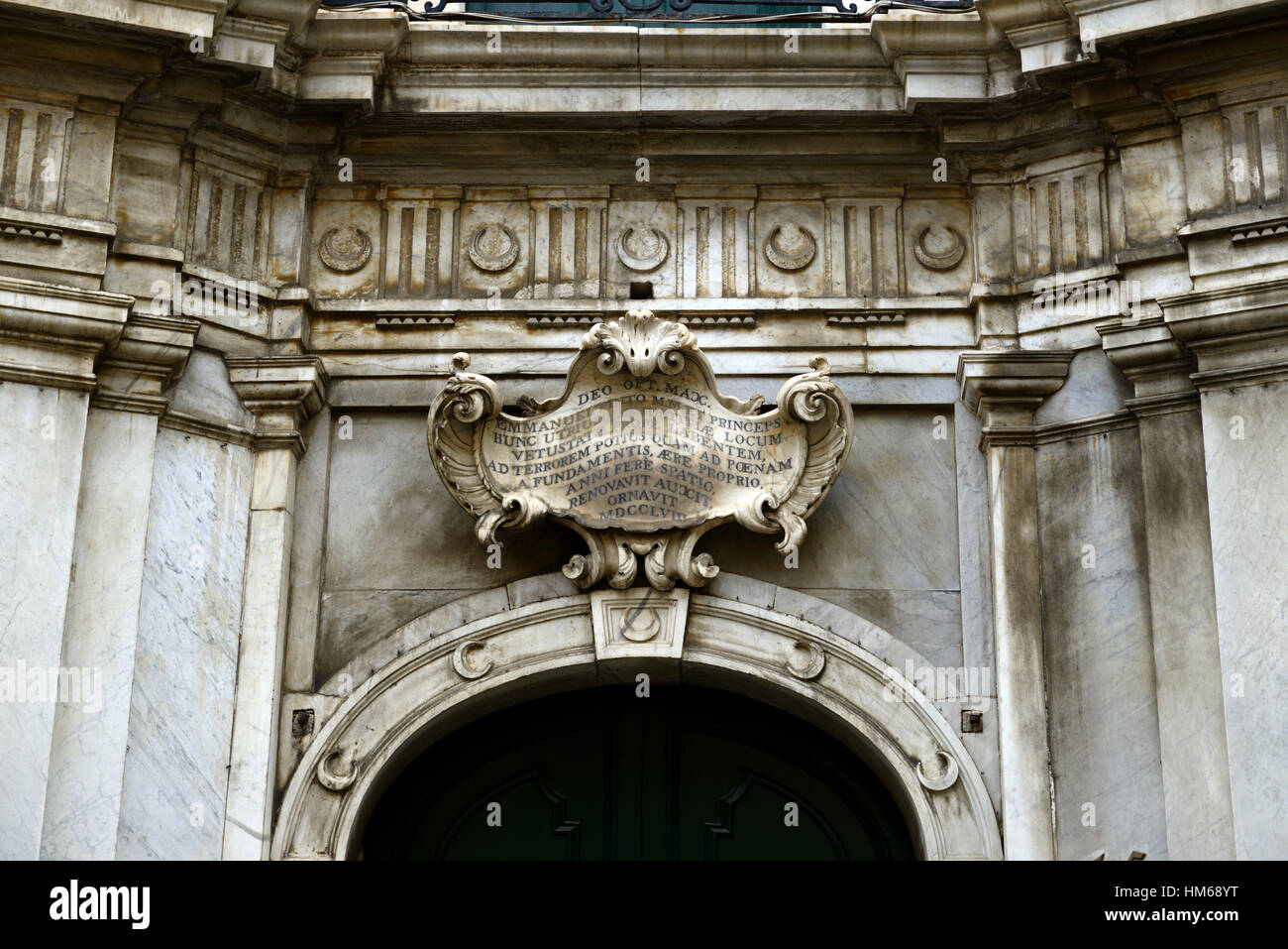 Cornisa adornada por encima de la puerta de piedra de la escultura puerta escrito inscripción carve curvo esculpido malta Valletta, Malta mundo RM Foto de stock
