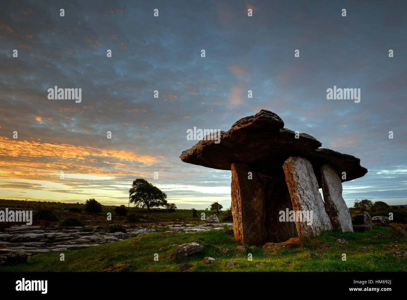 Portal dolmen Poulnabrone tumba impresionante amanecer burren karst paisaje atlántico salvaje forma clare oeste de Irlanda historia Foto de stock
