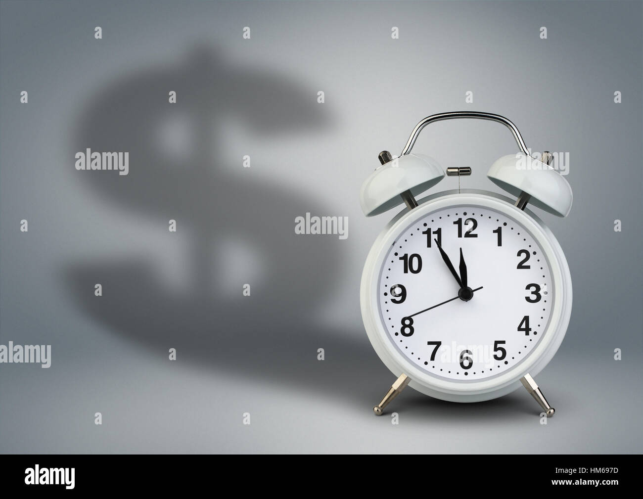 Reloj con dollar sombra, concepto el tiempo es dinero. Foto de stock