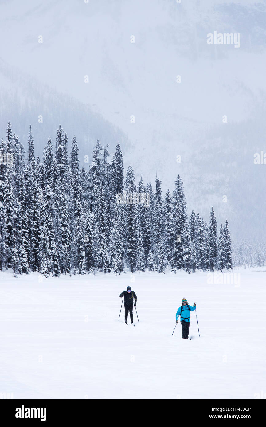 Esquiadores de fondo; El Lago Esmeralda; el Parque Nacional Yoho, British Columbia, Canada Foto de stock
