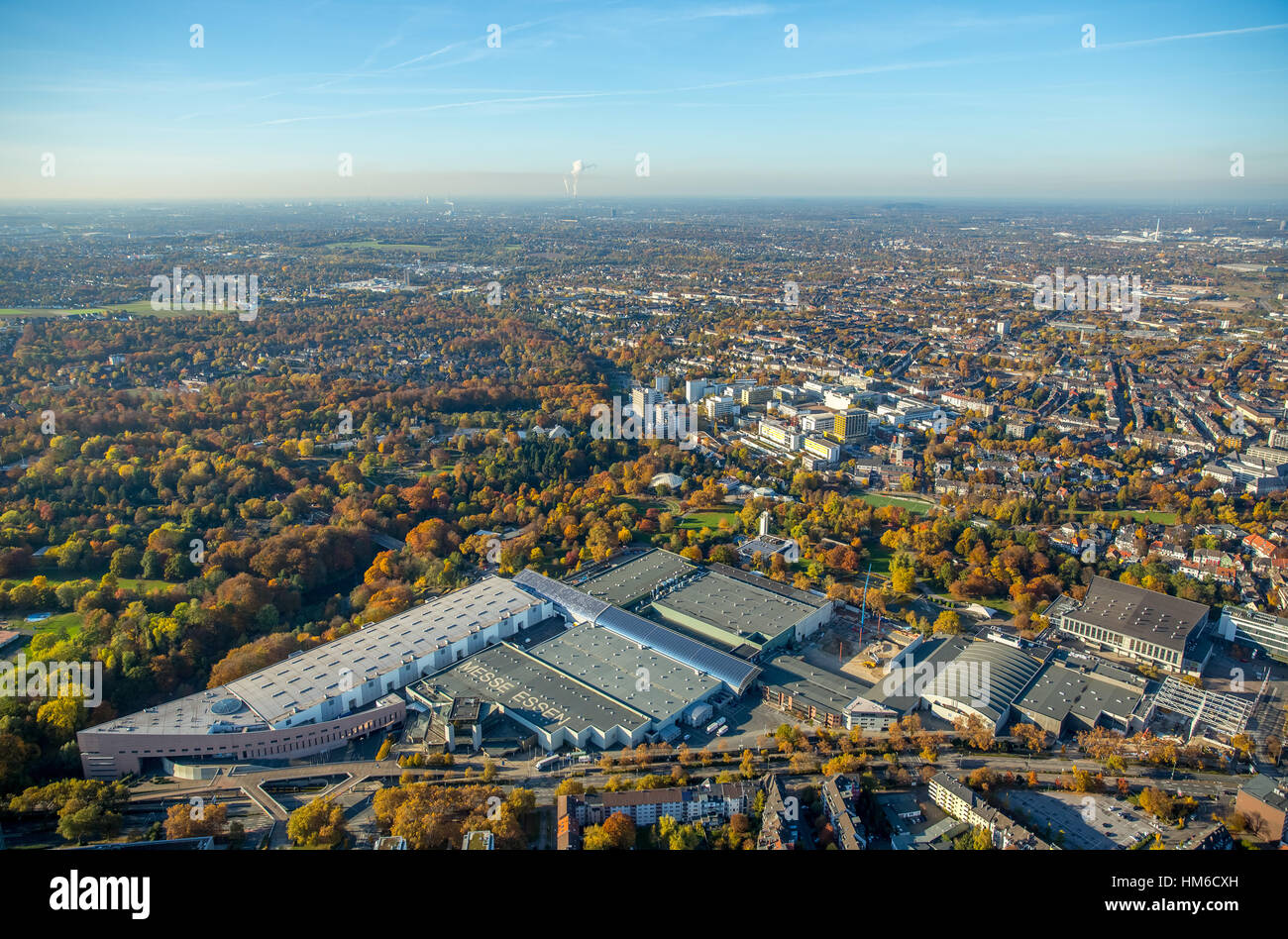 Vista aérea de la Messe Essen en expansión, Essen Grugapark fairgrounds, districto de Ruhr, Renania del Norte-Westfalia, Alemania Foto de stock