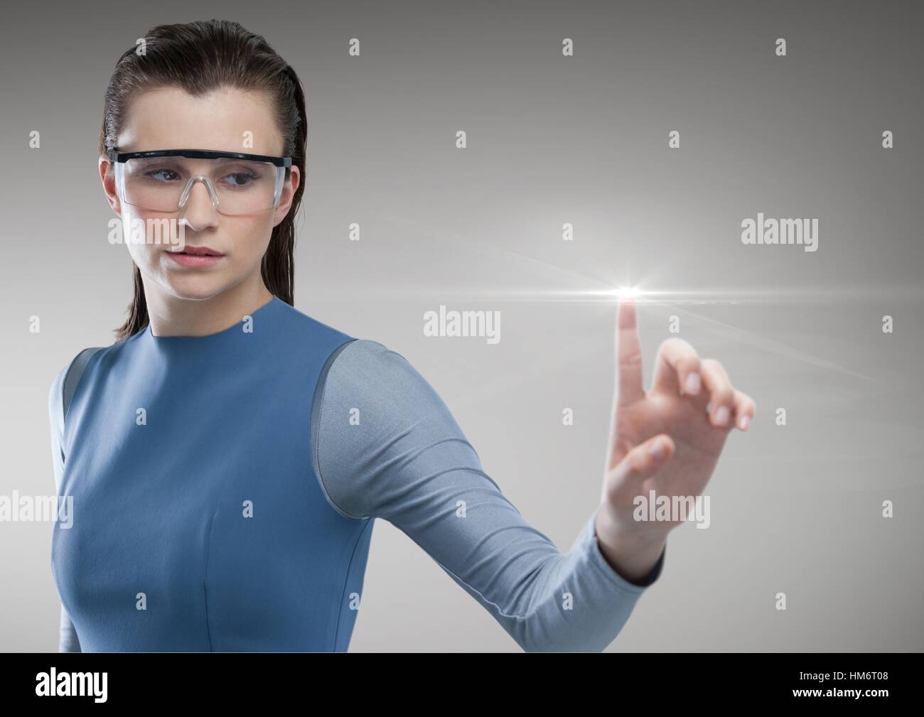 Mujer con pantalla táctil futurista Foto de stock