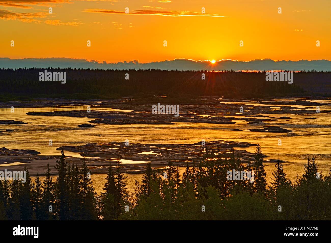 Rápidos de los ahogados en el río esclavo en Sunrise, Fort Smith, Territorios del Noroeste, Canadá. Foto de stock