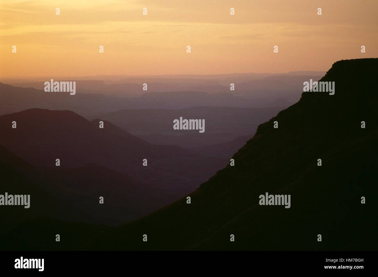 Paisaje de montaña al atardecer, distrito de Butha-Buthe, Lesotho. Foto de stock