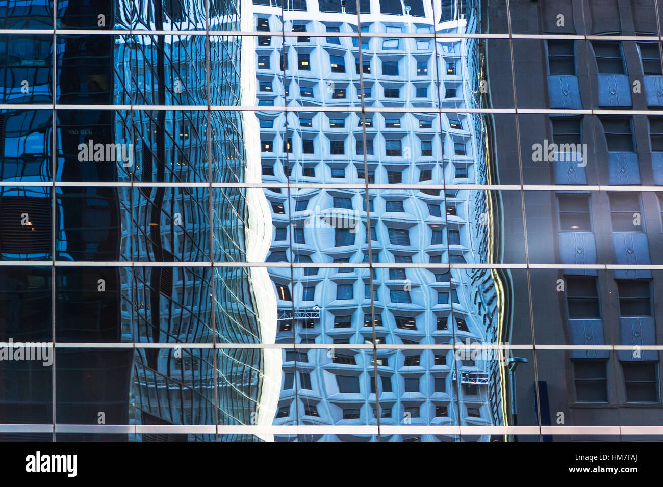 Los Estados Unidos, Nueva York, reflejos distorsionados en edificio de oficinas Foto de stock