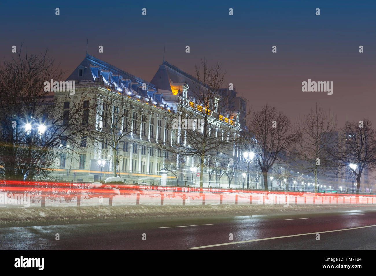 Palacio de Justicia en la ciudad de Bucarest Foto de stock