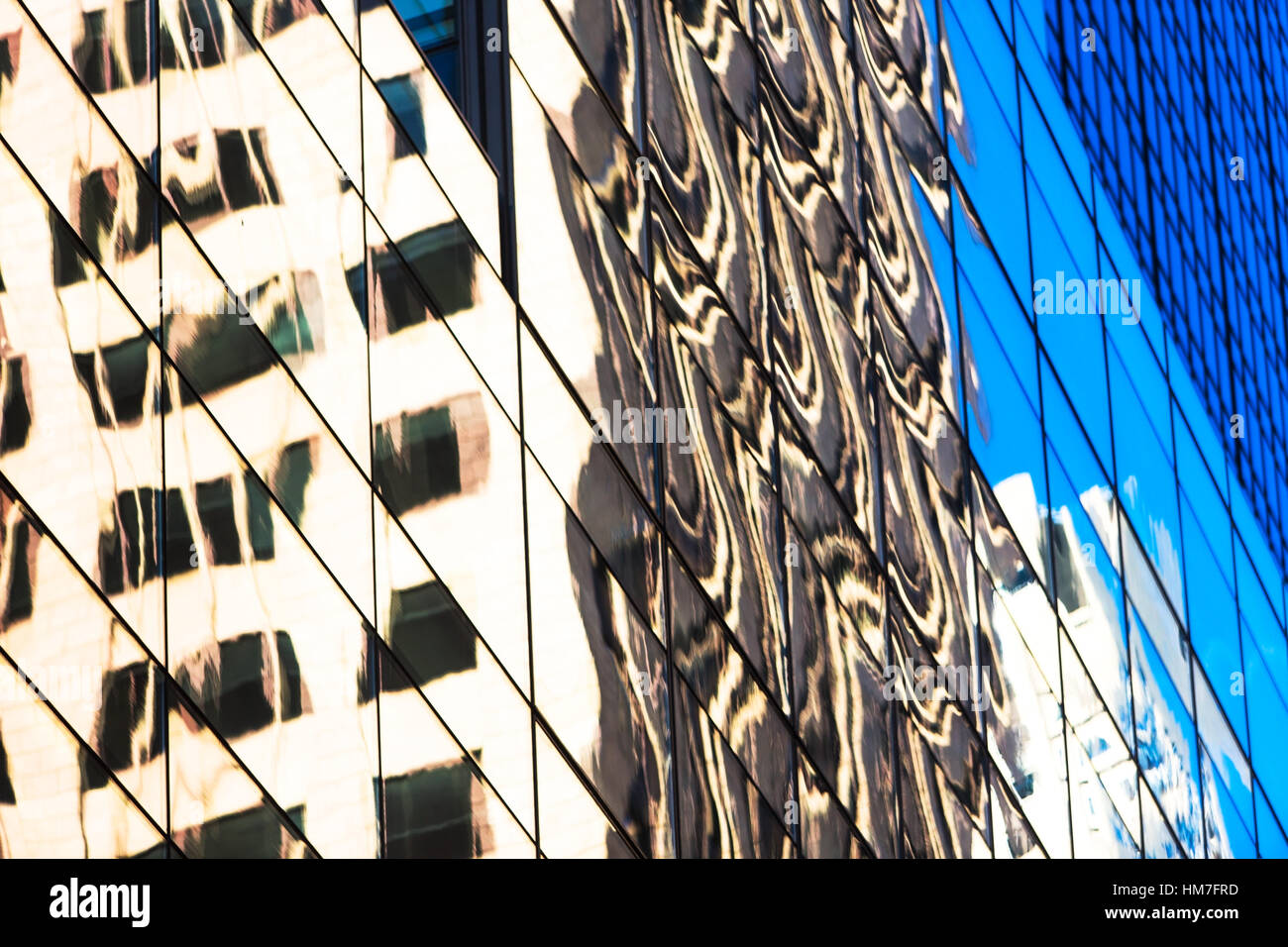 Los Estados Unidos, Nueva York, reflejos distorsionados en edificio de oficinas Foto de stock
