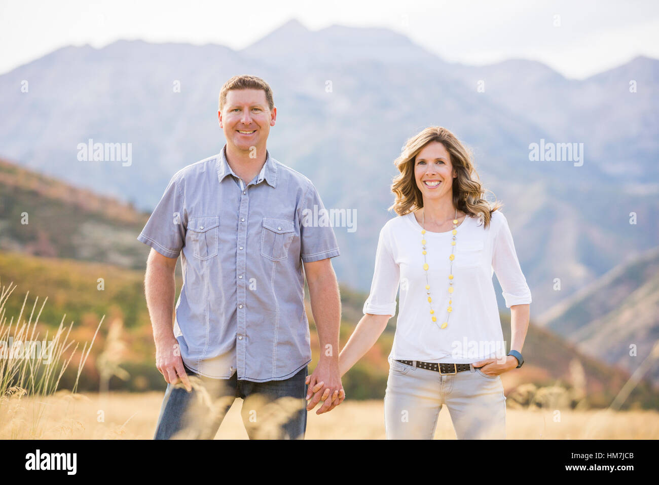 Provo, Utah, EE.UU., las manos de la pareja sonriente Foto de stock
