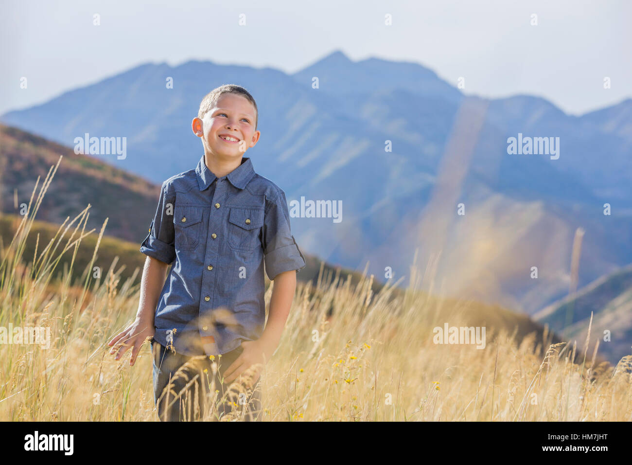 Provo, Utah, EE.UU., Boy (6-7) en el campo de pie Foto de stock