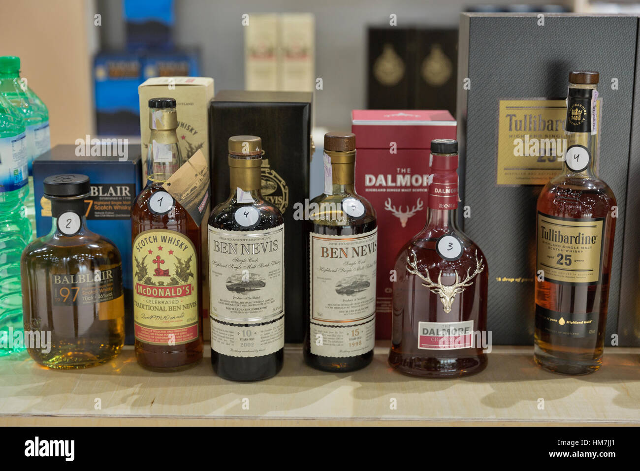 Kiev, Ucrania - Noviembre 21, 2015: distintas botellas raras de Highlands y speyside single malt scotch whisky en la pantalla durante la cata en la 1 ª de Ucrania Foto de stock