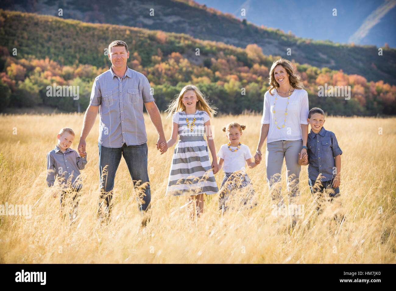 Provo, Utah, EE.UU., la familia con tres hijos (4-5, 6-7, 8-9) en el campo de pie Foto de stock