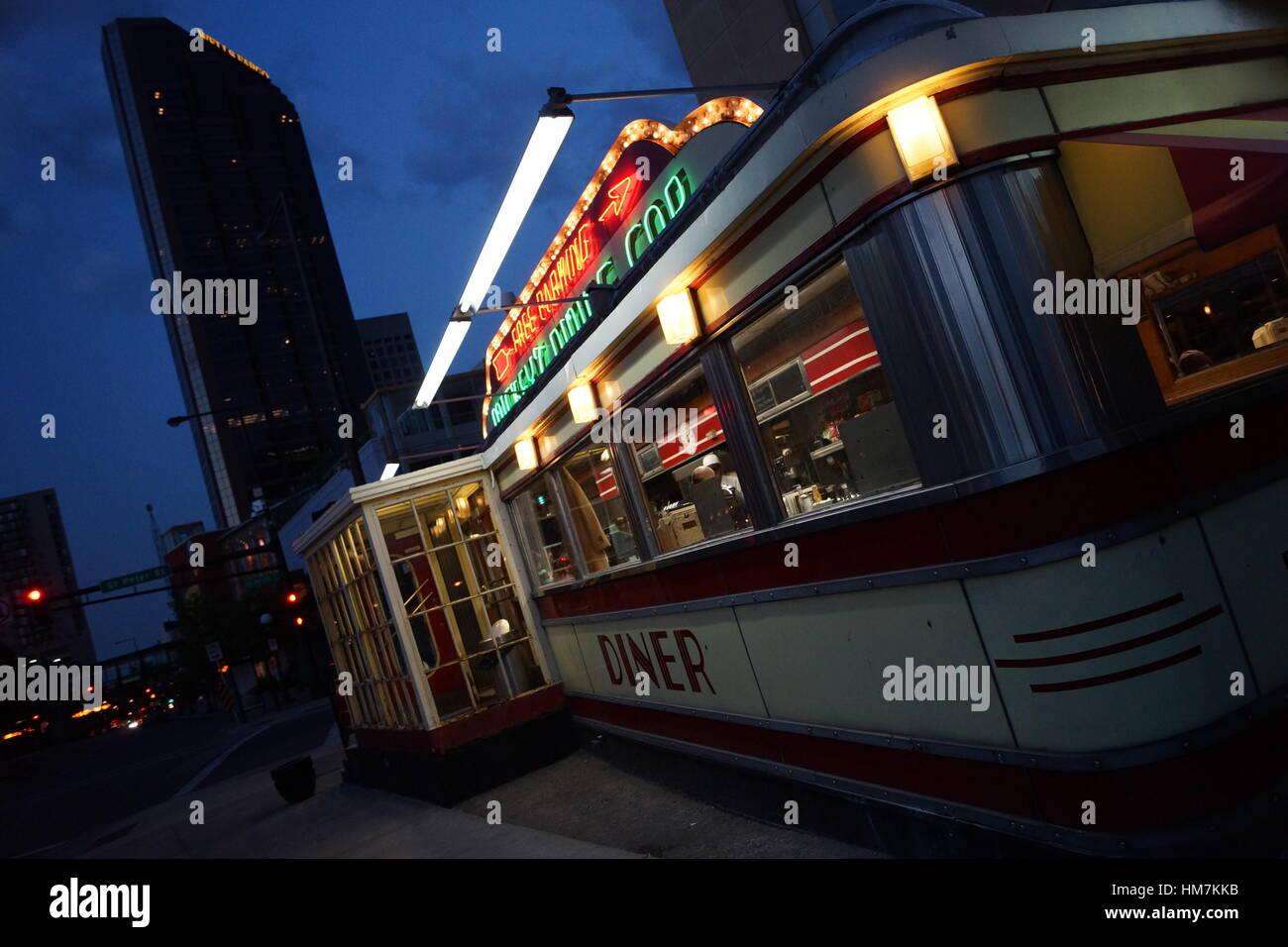 Vista exterior de una auténtica cena de comida rápida americana por la noche Foto de stock