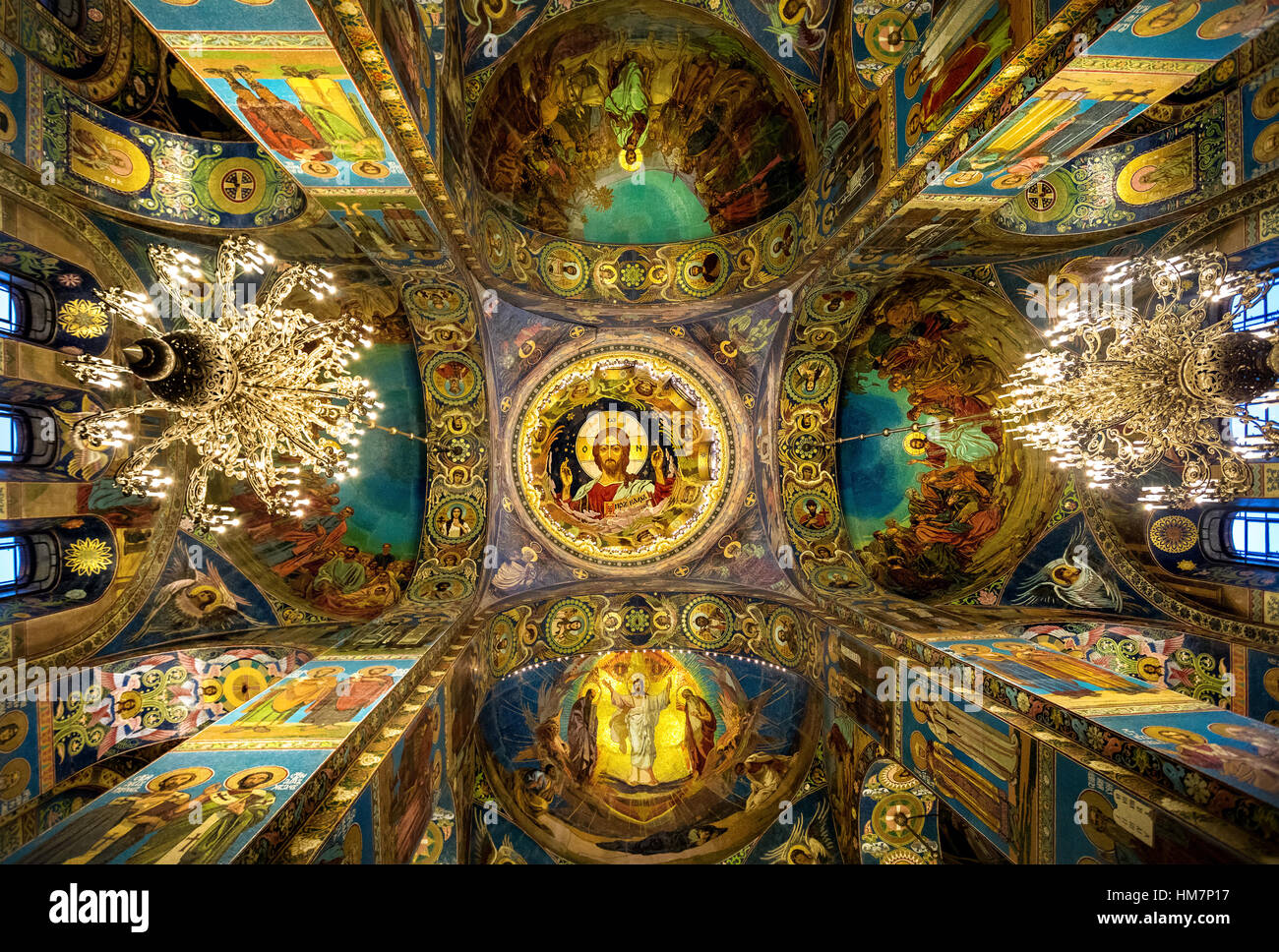Interior de la Iglesia de El Salvador sobre la sangre derramada en San Petersburgo, Rusia Foto de stock
