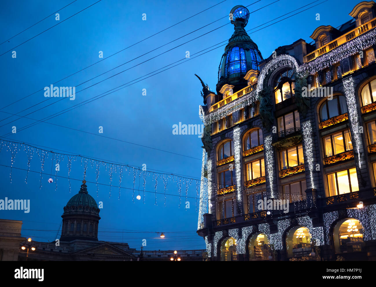 Cantante Zinger Book House en Nevsky Prospect, en el centro histórico de San Petersburgo, Rusia Foto de stock