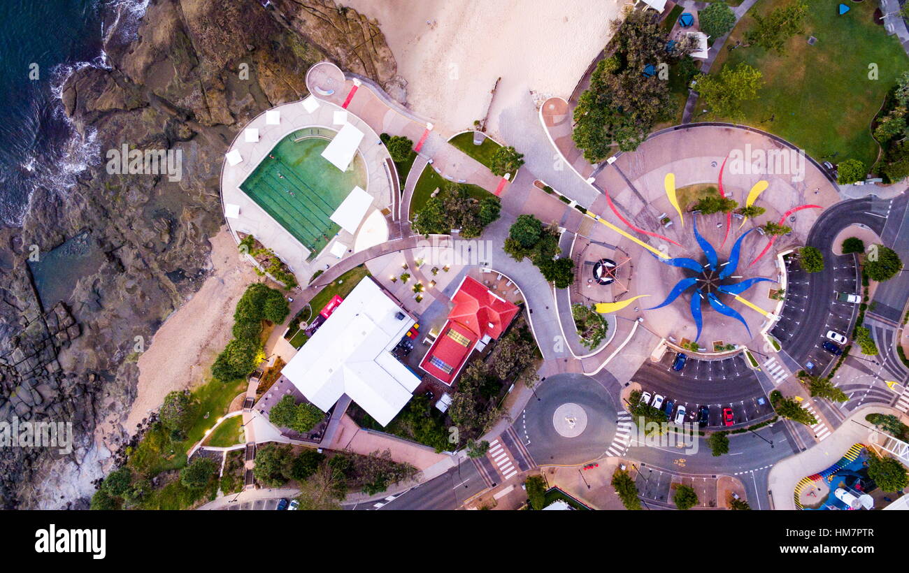 Imágenes aéreas de Kings Beach, incluida una fuente de agua, piscina de agua salada, y el océano, en Queensland, Australia. Foto de stock