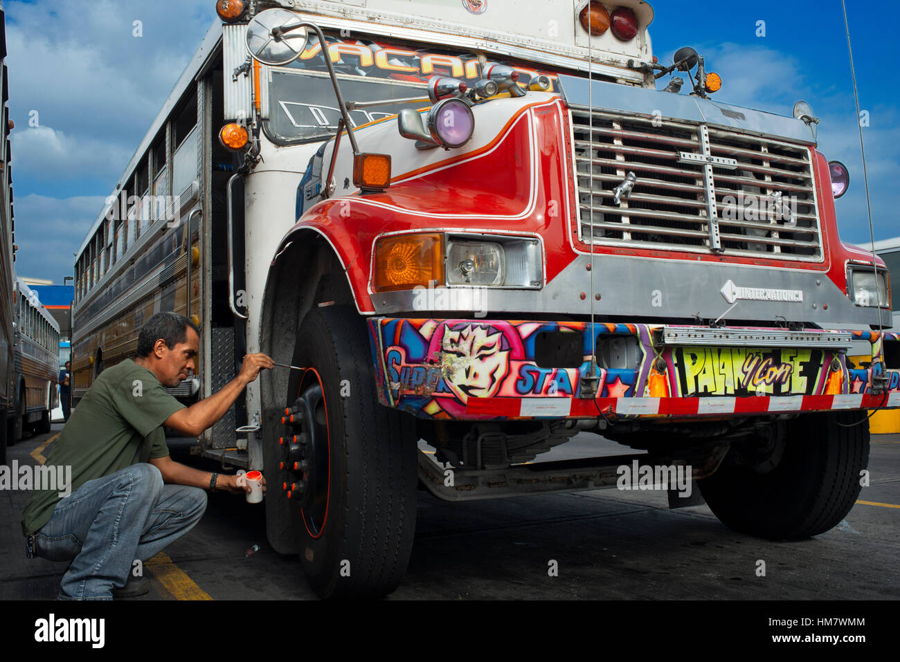 Decorar un BUS diablo rojo diablo rojo pintado de autobuses de la ciudad de Panamá, República de Panamá. Albrok estación terminal de autobuses. Panamá. Aquí viene el diablo rojo, th Foto de stock