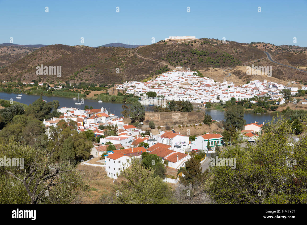 Vistas Alcoutim y el pueblo español de Sanlúcar de Guadiana sobre el Río Guadiana, Alcoutim, Algarve, Portugal, Europa Foto de stock
