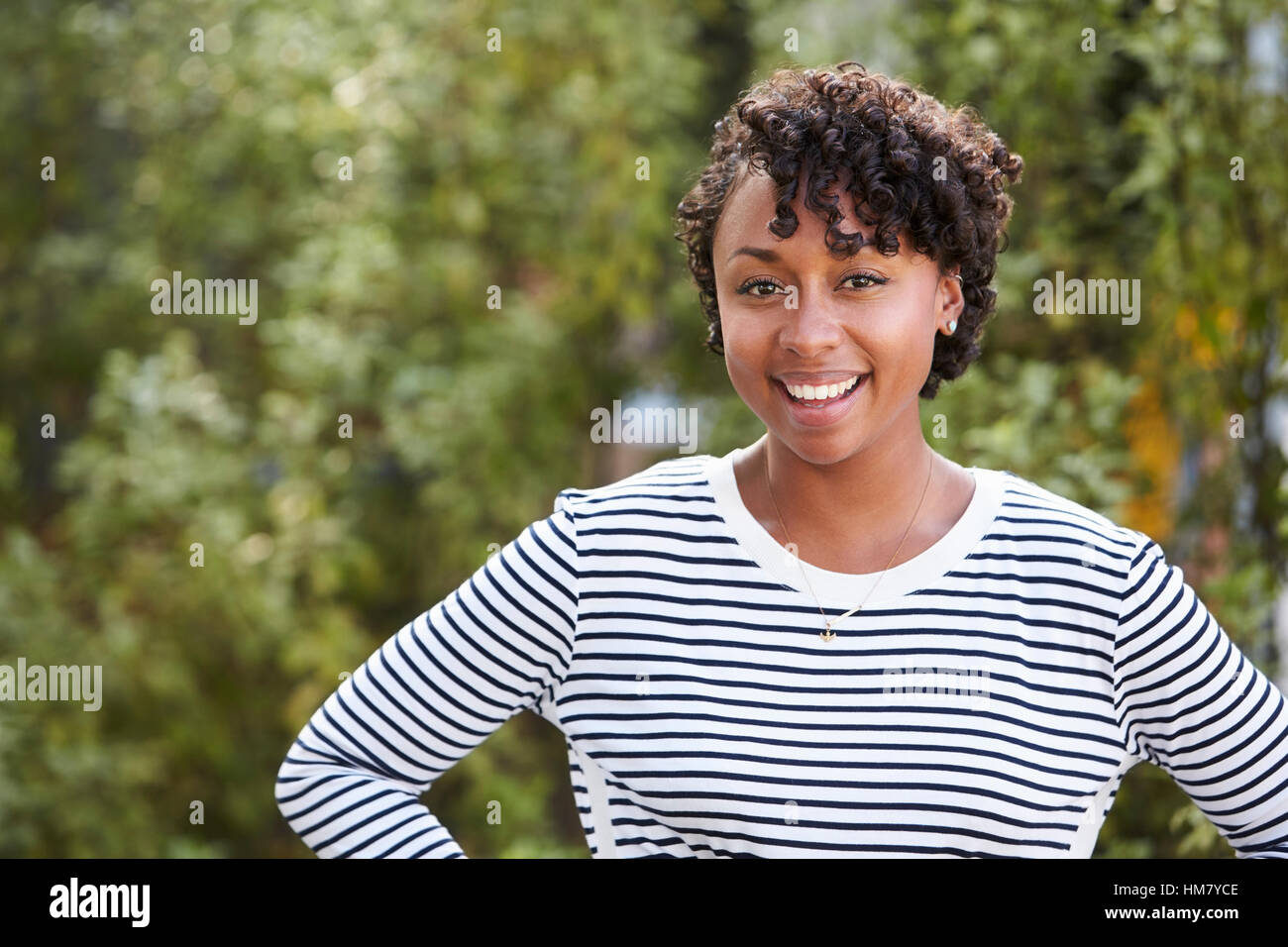 Sonriente joven mujer de raza mixta, horizontal Foto de stock