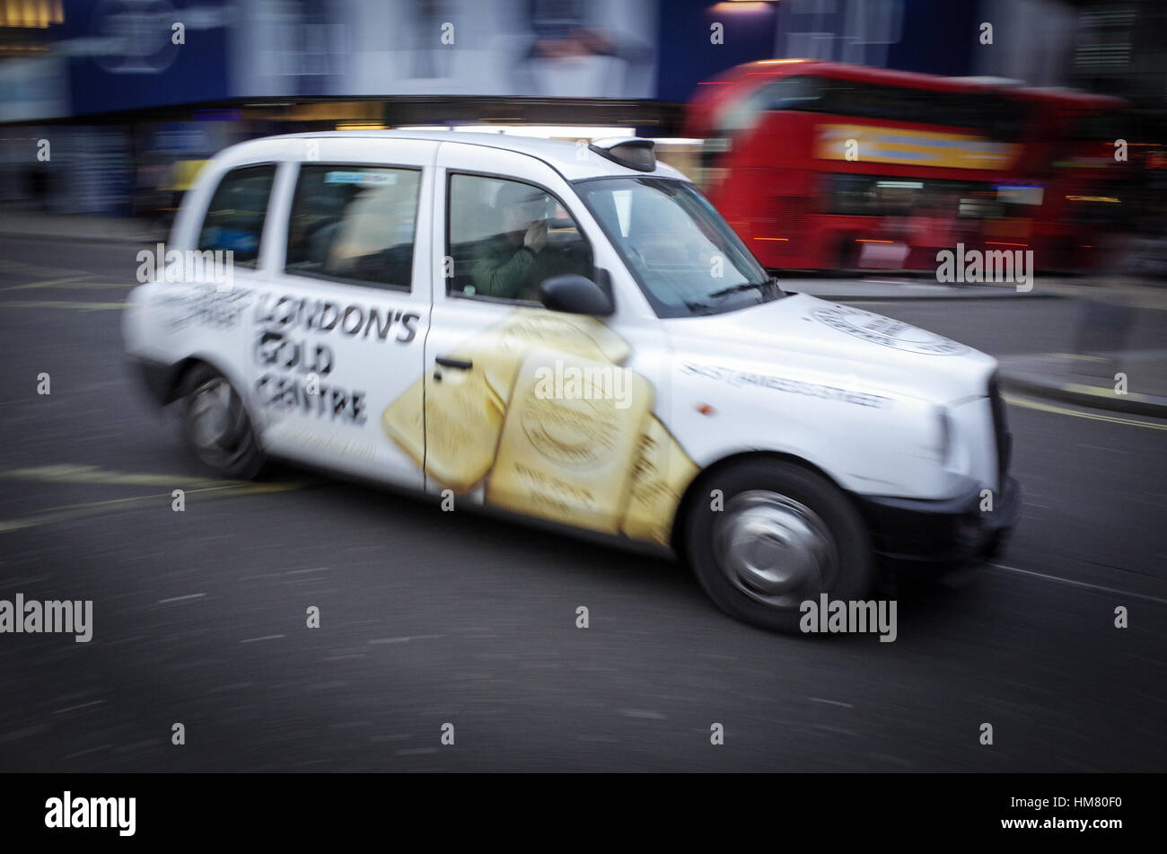 London taxi taxi negro en Piccadilly Circus - Motion Blur Foto de stock