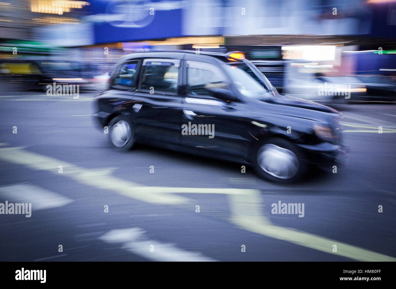 Un taxi de Londres en Piccadilly Circus - Motion Blur Foto de stock