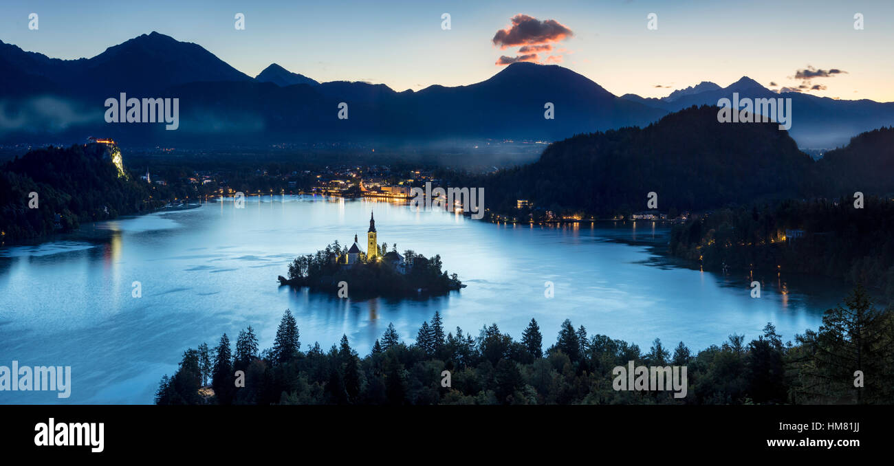 Vista aérea del lago de Bled con St Marys Iglesia de la Asunción, Bled, Eslovenia, Carniola Superior Foto de stock