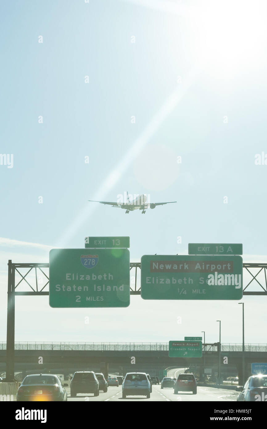 ELIZABETH, Nueva Jersey, ESTADOS UNIDOS - 1 de enero de 2017: un avión  sobrevolando la New Jersey Turnpike, listo para aterrizar en el Aeropuerto  Internacional de Newark Fotografía de stock - Alamy